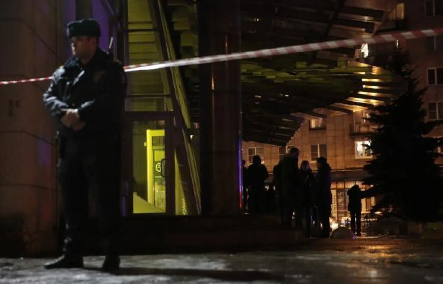 رجل شرطة يقف حارسا بالقرب من سوبر ماركت بعد انفجار في سان بطرسبورغ (رويترز)