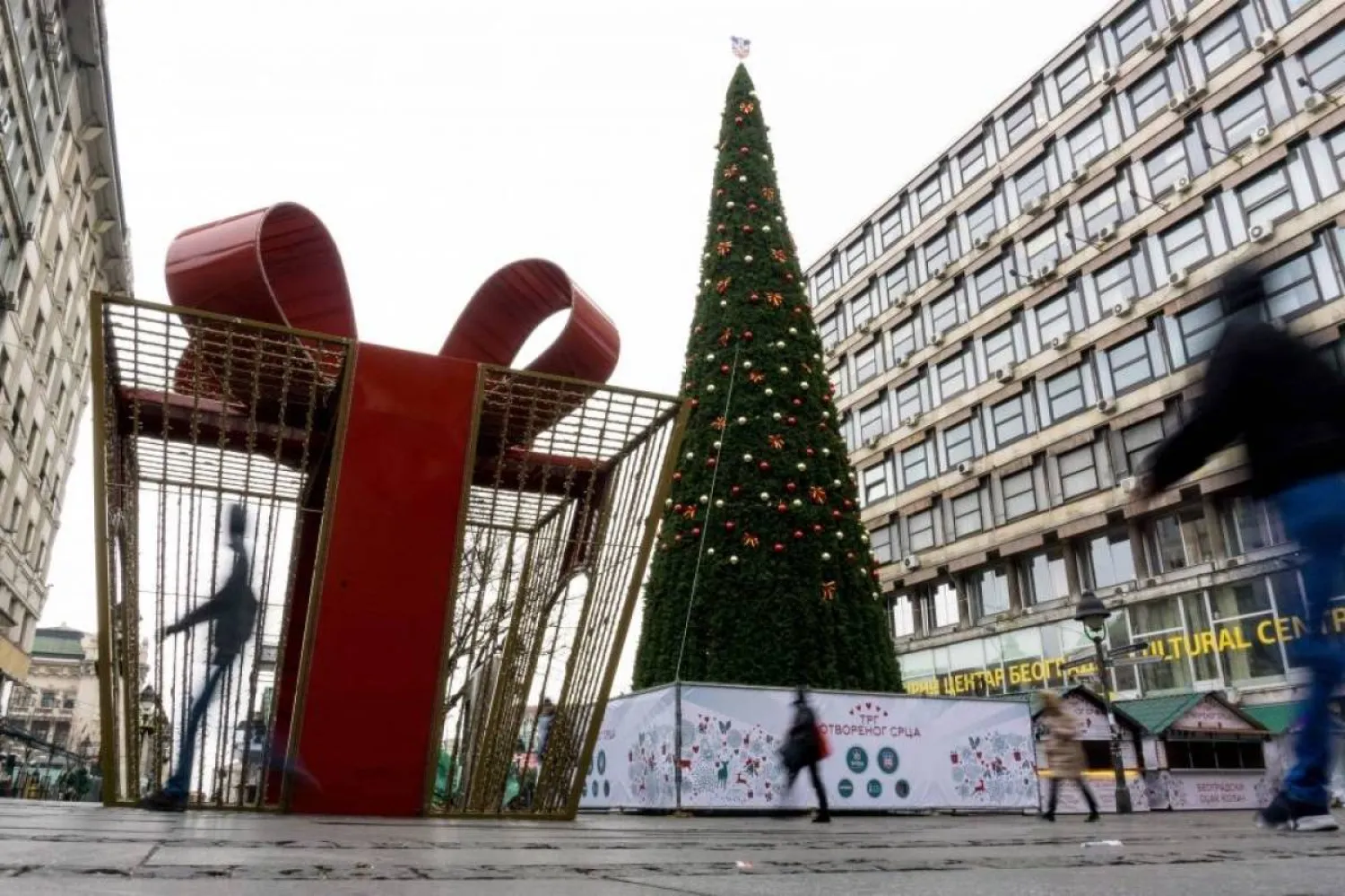Passersby walking near the 83,000-euro Christmas tree in Belgrade, Serbia, December 23, 2017. (AFP)