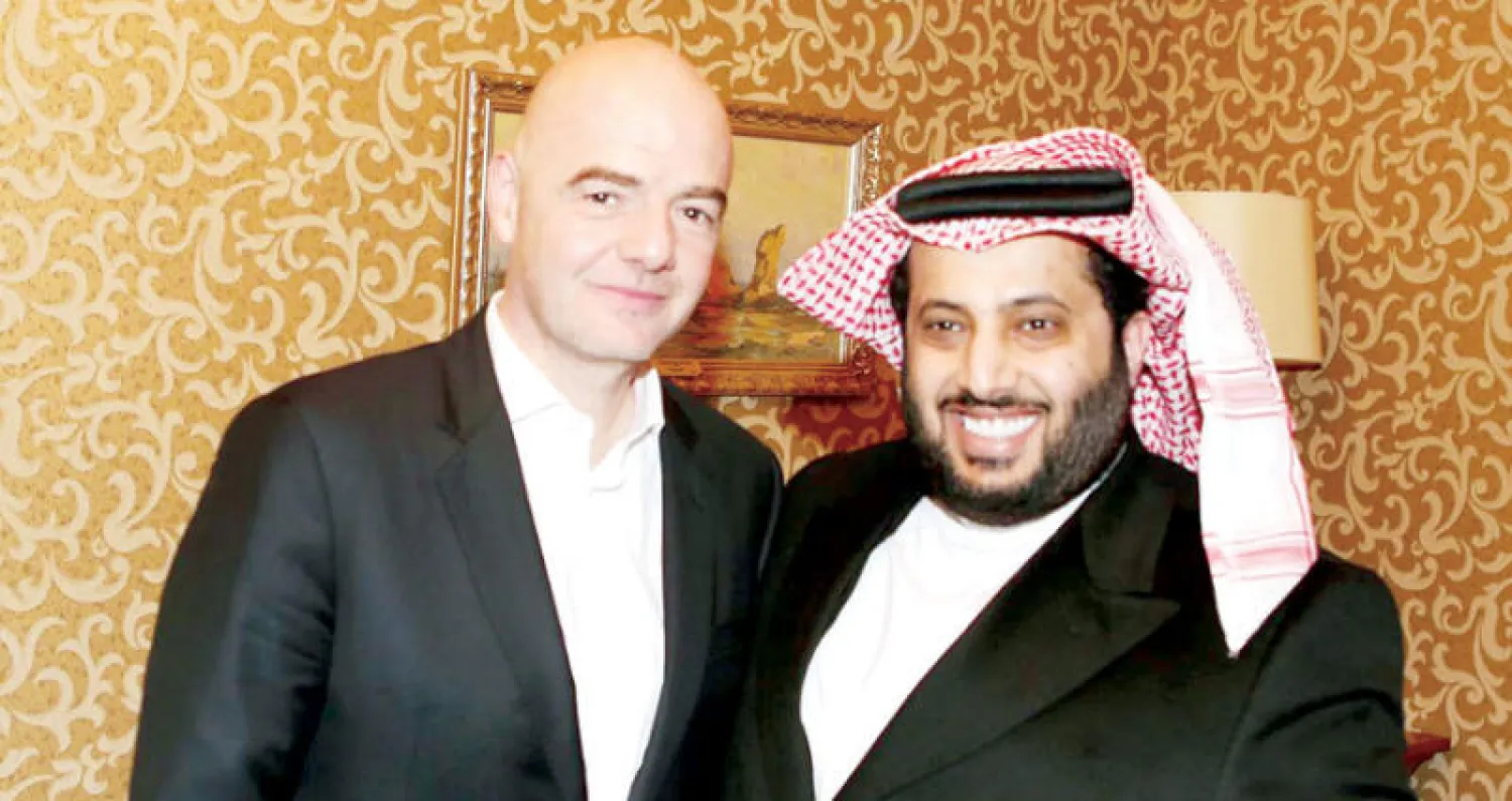 تركي آل الشيخ رئيس الهيئة العامة للرياضة السعودية في لقاء سابق مع جياني إنفانتينو رئيس «فيفا» («الشرق الأوسط»)