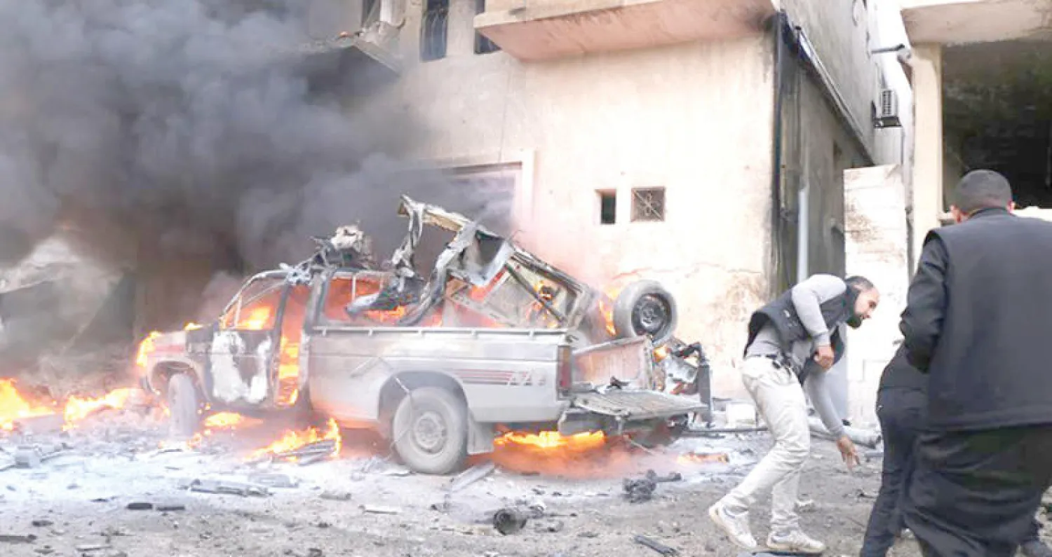 إسعاف شاب مصاب وإخماد حريق بعد غارة للطيران الحربي على خان شيخون جنوبي إدلب (الدفاع المدني السوري)