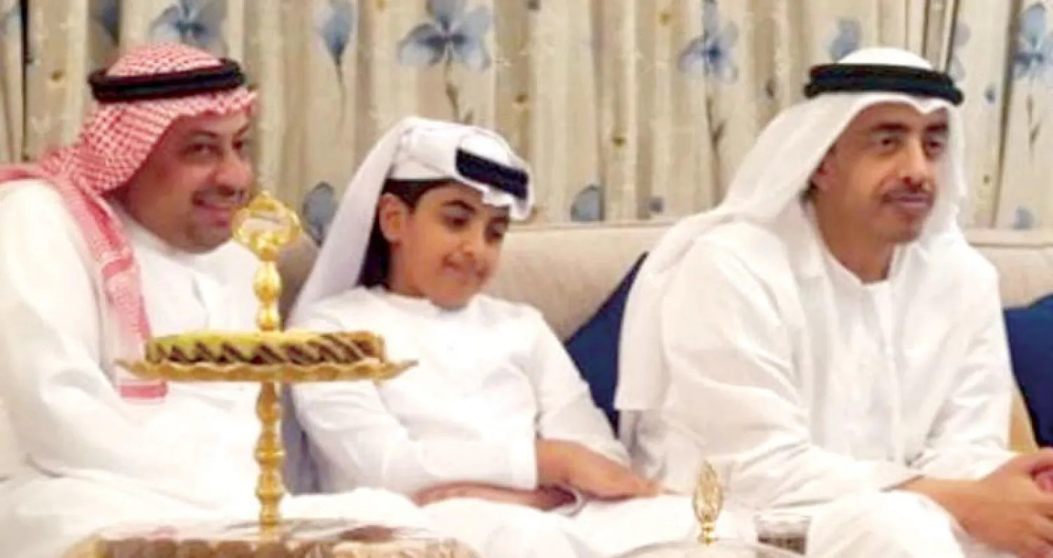 الشيخ عبد الله بن زايد خلال تقديمه واجب العزاء في رحيل الفنان أبو بكر سالم ويبدو نجل الراحل أديب وحفيده محمد