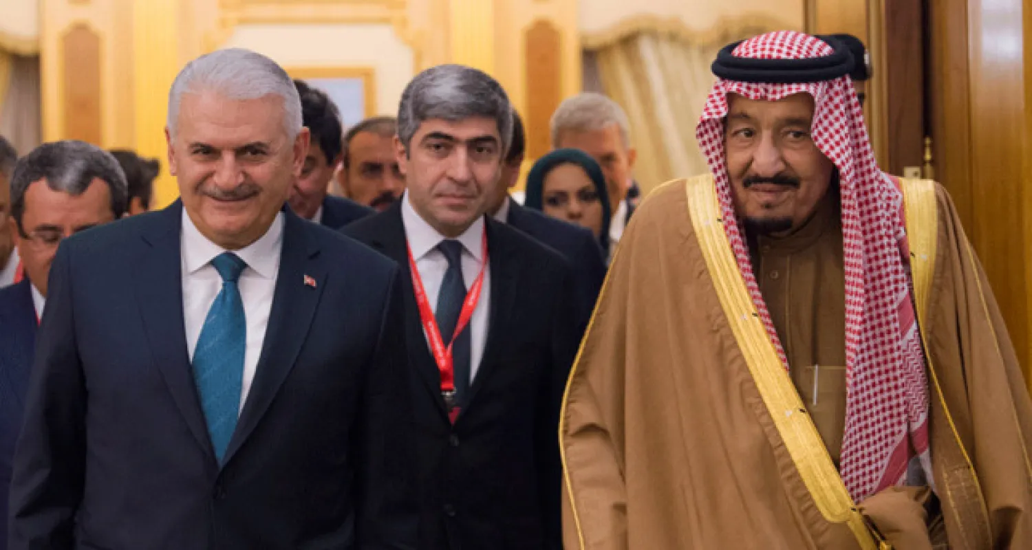 A handout picture shows Saudi King Salman (R) walking alongside Turkish Prime Minister Binali Yildirim in Ryiadh (AFP Photo)
