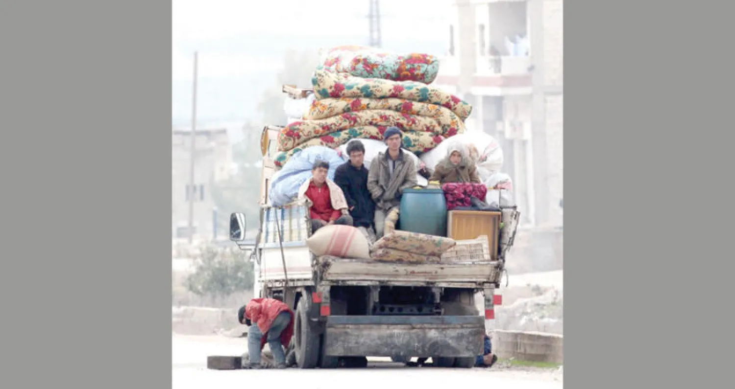 نازحون يهربون من القصف في ريف إدلب أمس (أ.ف.ب)