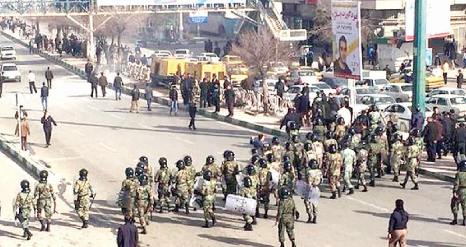 صورة تداولها ناشطون عبر مواقع التواصل الاجتماعي تظهر توجه قوات خاصة تابعة للشرطة لقطع الطريق على المتظاهرين في وسط كرمانشاه غرب ايران أمس