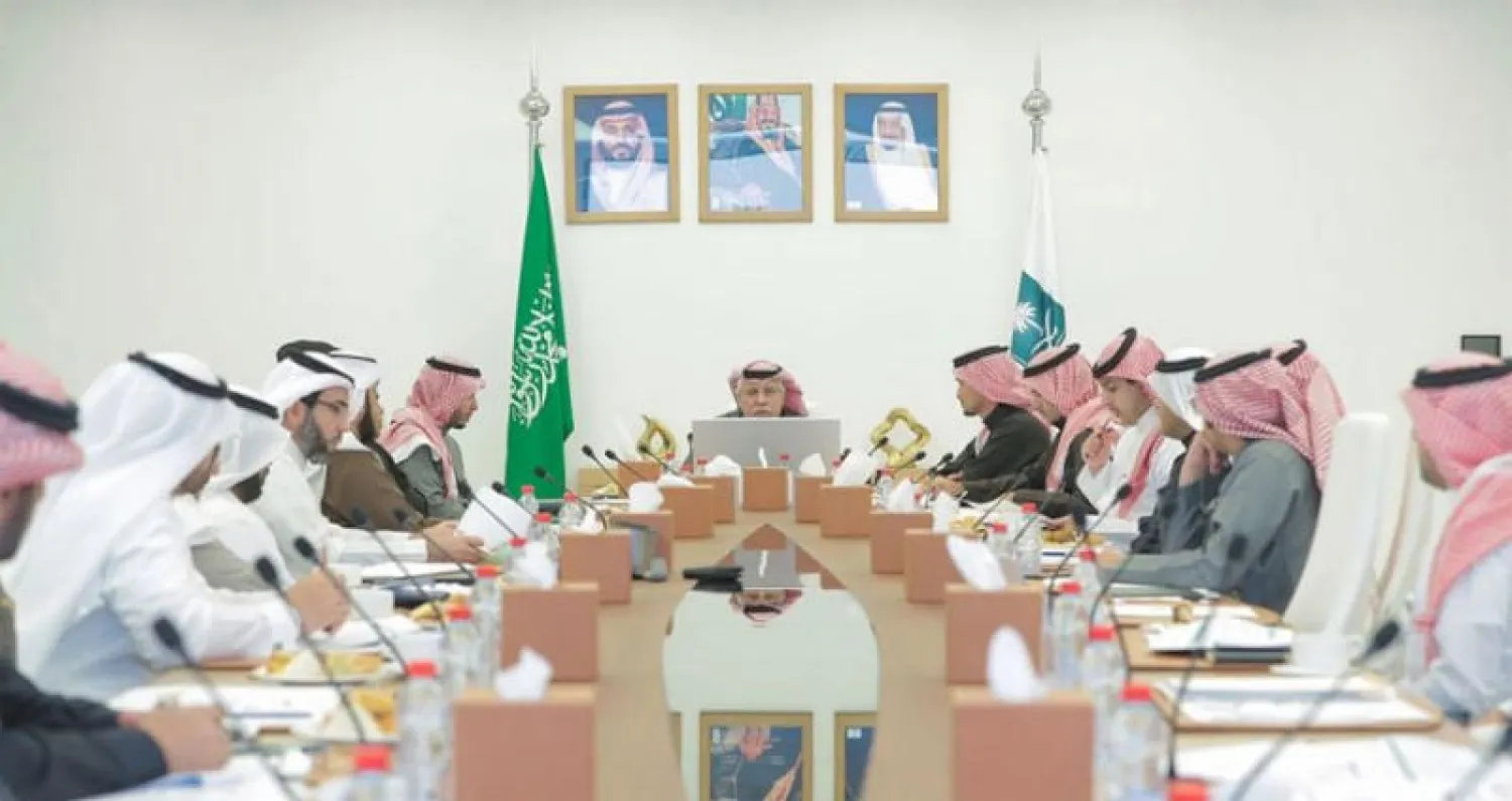 جانب من الاجتماع الذي عقد بحضور الوزير ومشاركة 18 جهة حكومية في الرياض أول من أمس (حساب الجمعية في "تويتر")