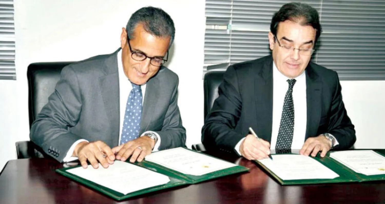 عبد الكريم بن عتيق الوزير المكلف المغاربة المقيمين بالخارج وشؤون الهجرة وكريم تجموعتي المدير العام للوكالة الوطنية للمحافظة العقارية خلال التوقيع على الشراكة («الشرق الأوسط»)