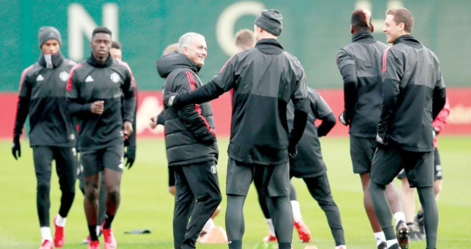 مورينيو في حديث مع إبراهيموفيتش خلال تدريب يونايتد (رويترز)