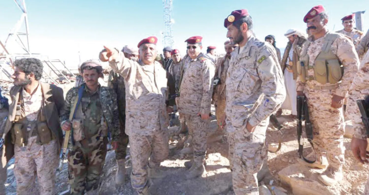 الفريق محمد علي المقدشي لدى تفقده الوحدات العسكرية المرابطة في منطقة نهم شرق صنعاء أمس (سبأ)