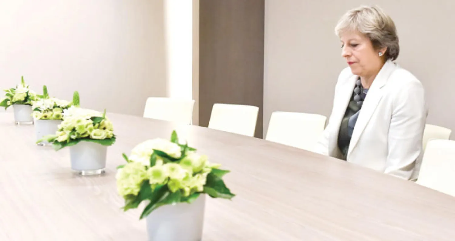 ماي وحيدة في بروكسل (أ.ف.ب)