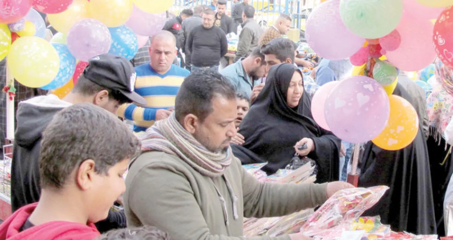 عراقيون في سوق الشورجة وسط بغداد أمس (أ.ف.ب)