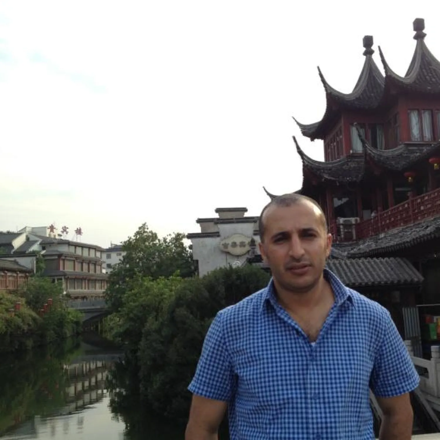 صورة تداولها ناشطون بشبكات التواصل الاجتماعي للشاعر اليمني محمد محمد اللوزي. (مواقع التواصل)