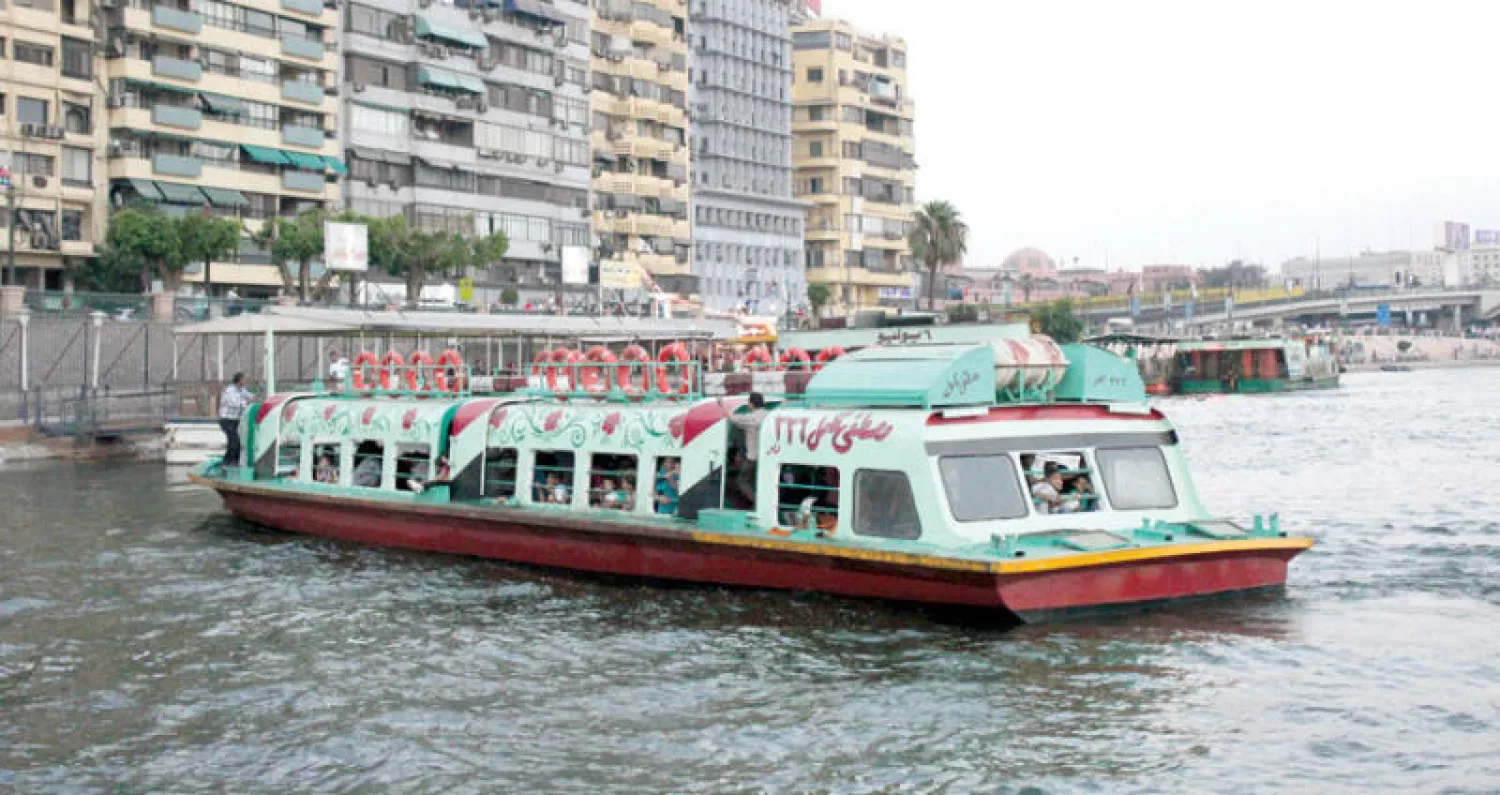 الأوتوبيس النهري إحدى وسائل النقل في القاهرة ({الشرق الأوسط})