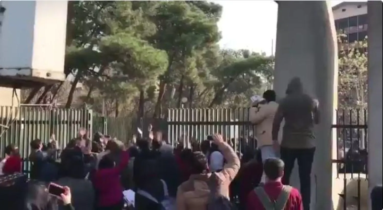 جانب من المظاهرات أمام مدخل جامعة طهران (تويتر)