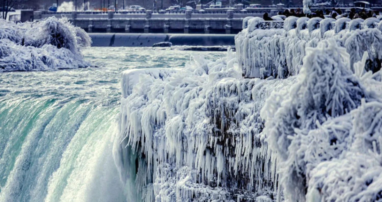 شلالات نياغرا الواقعة على الحدود بين أميركا وكندا وقد تجمدت بعد انخفاض درجات الحرارة (أ.ب)