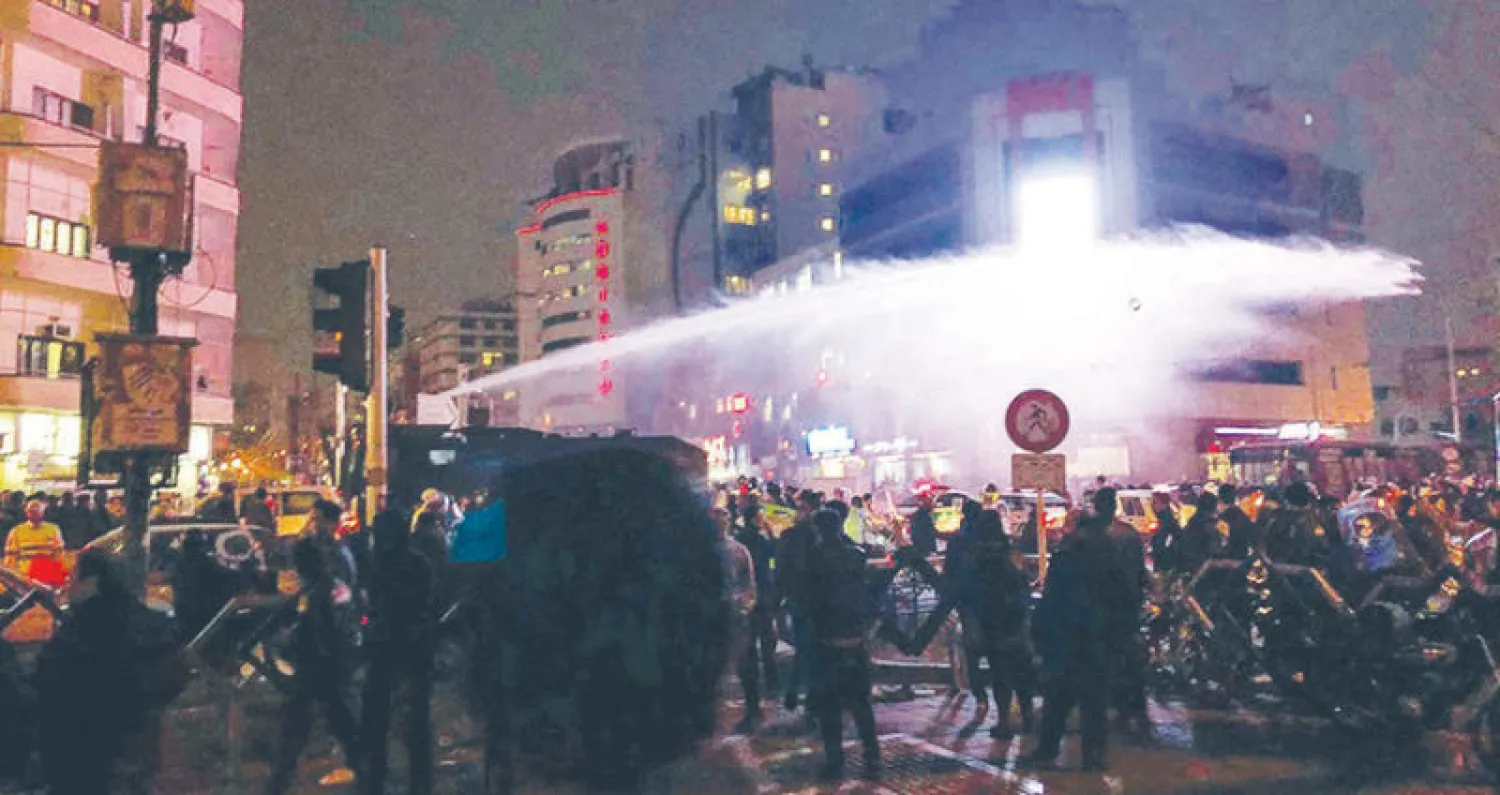 صورة بثتها وكالة فارس لقوات مكافحة الشغب وهي تحاول تفريق المتظاهرين في ميدان فردوسي وسط العاصمة طهران ليلة أمس