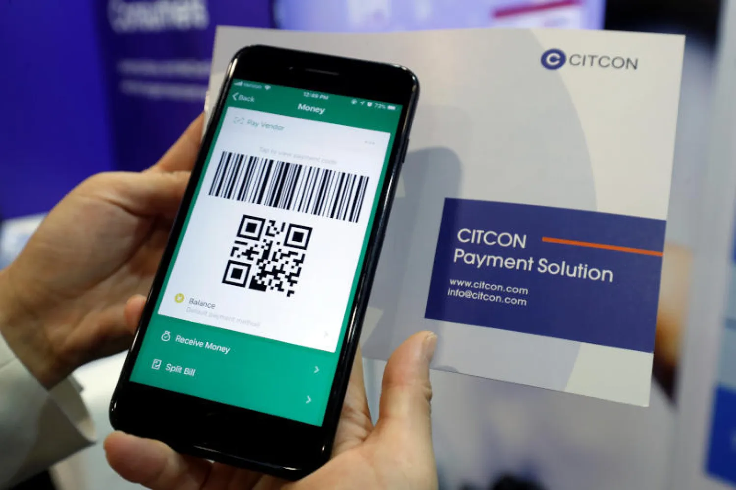 نسخة من برنامج «وي شات» الصيني (رويترز)