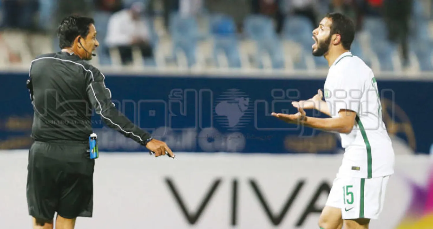 الفريدي قائد الأخضر في «خليجي 23» الأخيرة محتجاً على أحد القرارات التحكيمية (تصوير: سعد العنزي)