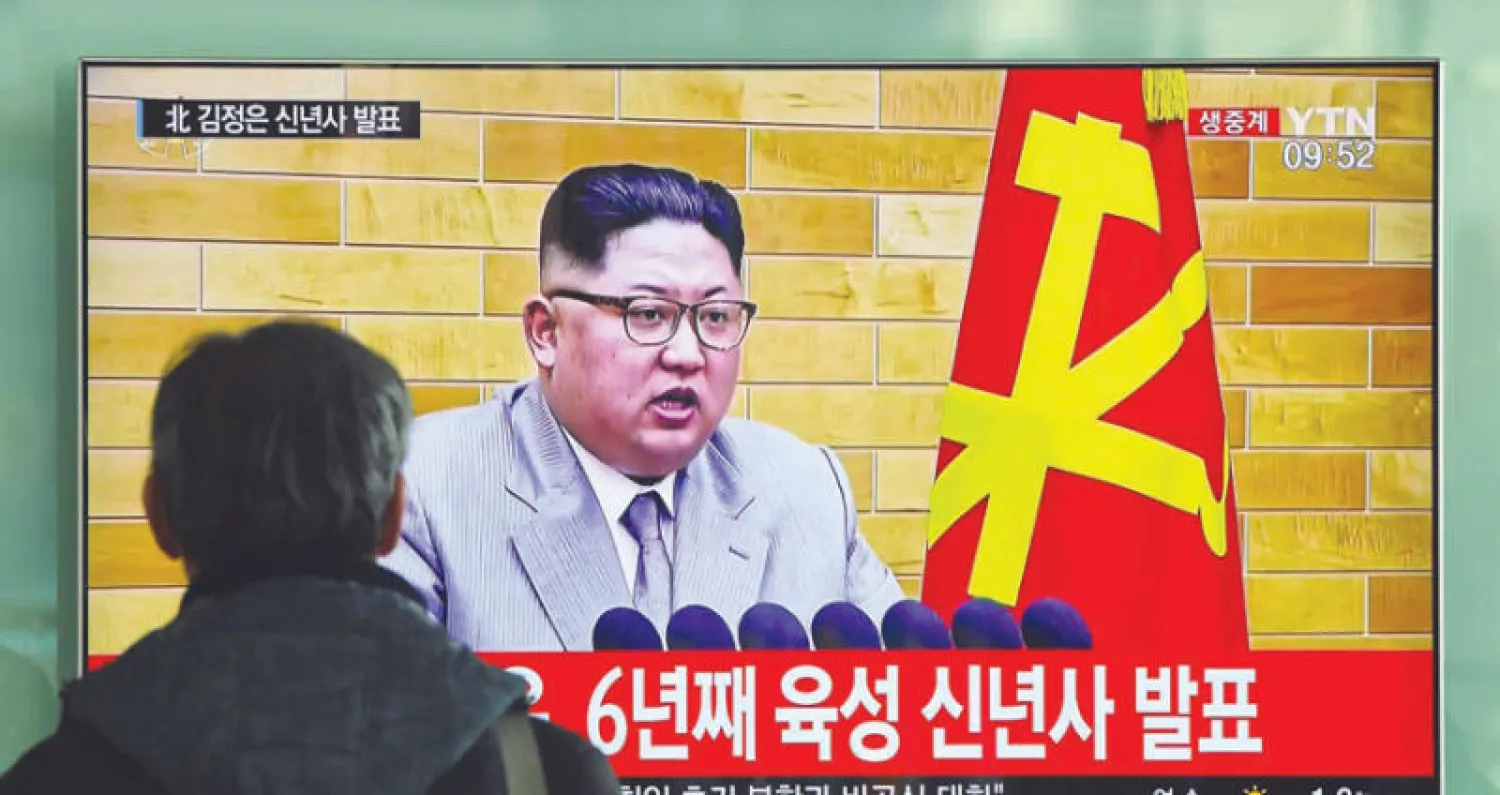 رجل يتابع خطاب كيم جونغ أون في سيول أمس (أ.ف.ب)