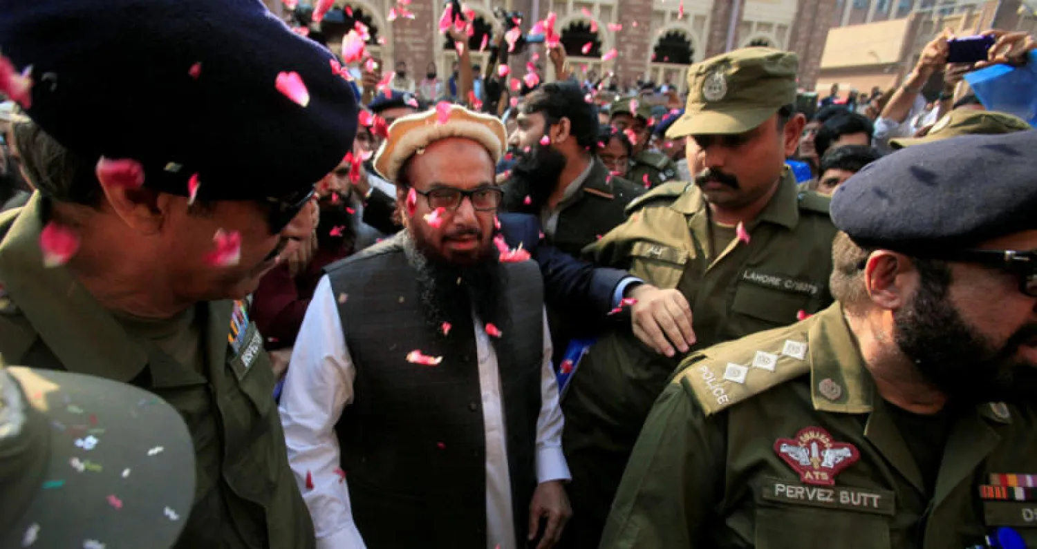 حافظ سعيد بين أنصاره خارج محكمة لاهور عقب رفع القيود الجبرية عنه بأمر قضائي نوفمبر الماضي (رويترز)