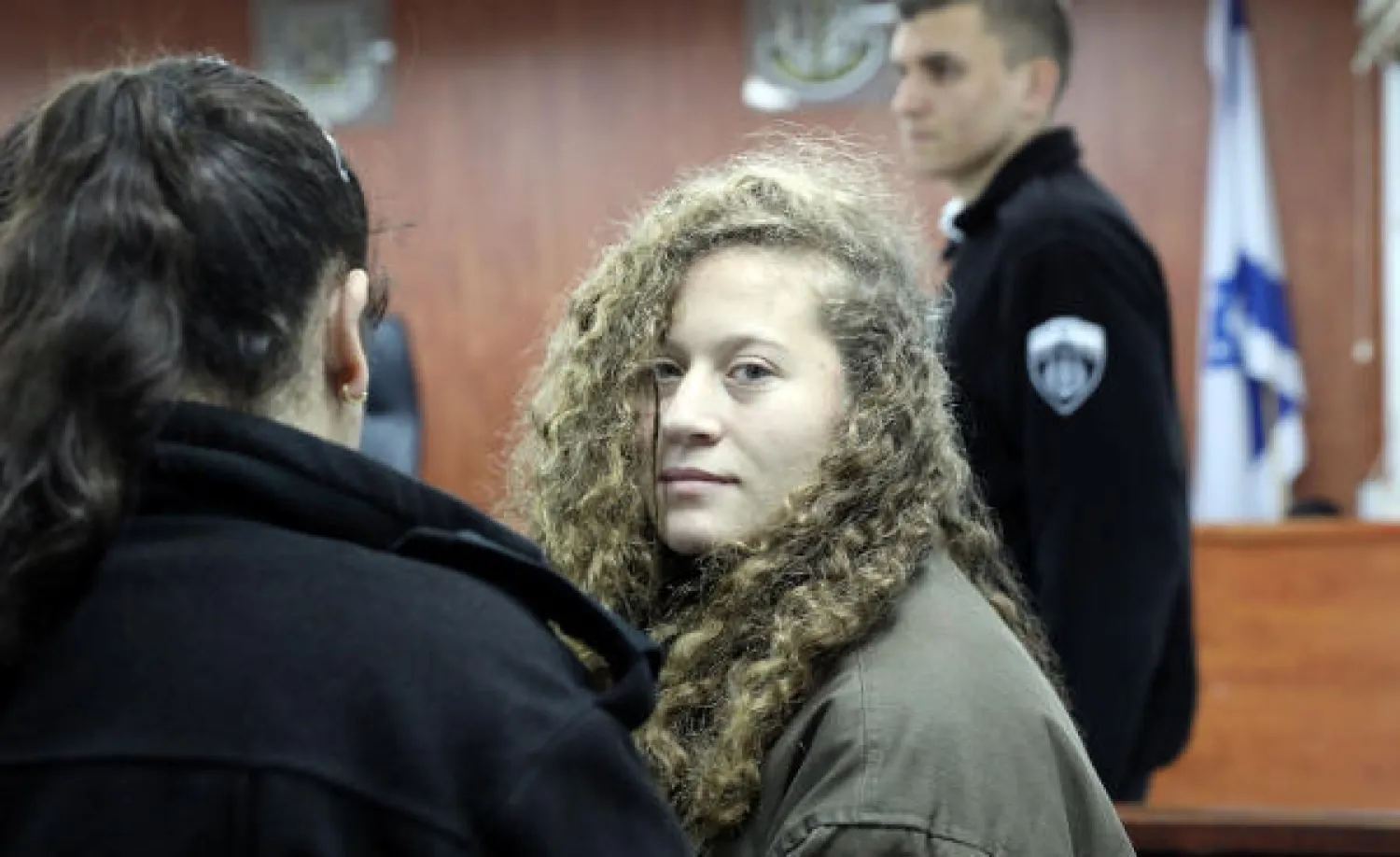 عهد التميمي أثناء دخولها قاعة محكمة عوفر العسكرية قرب رام الله (رويترز)