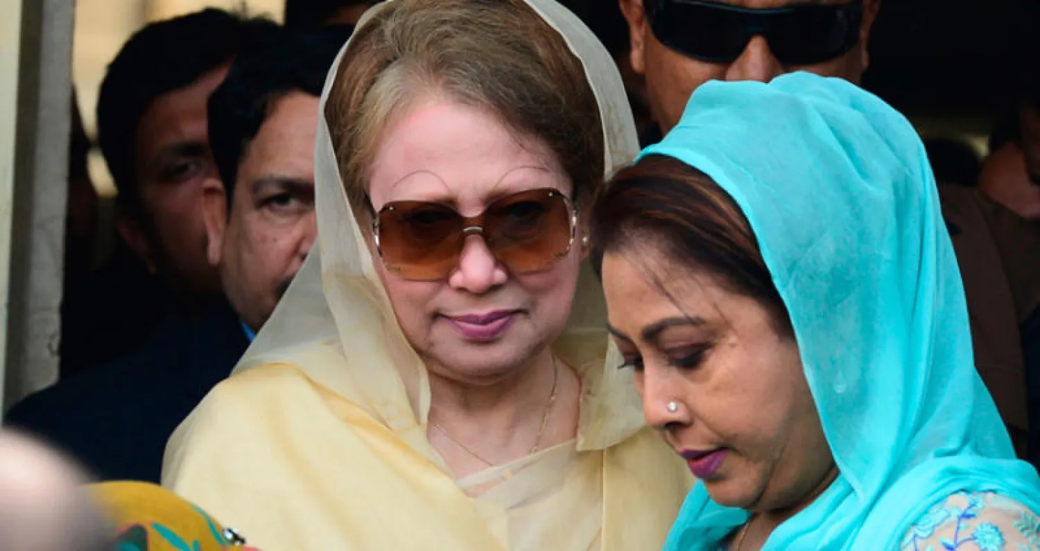 خالدة ضياء زعيمة المعارضة في بنغلادش تغادر المحكمة في دكا الخميس الماضي (أ.ف.ب)