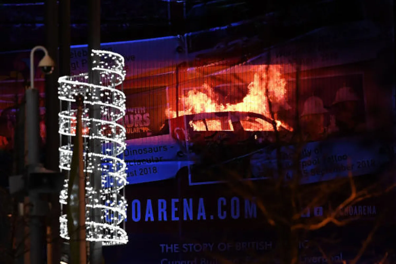 الشرطة: جميع السيارات في المرآب الذى يتسع لنحو 1600 سيارة قد أتت عليها النيران. (ا.ف.ب)