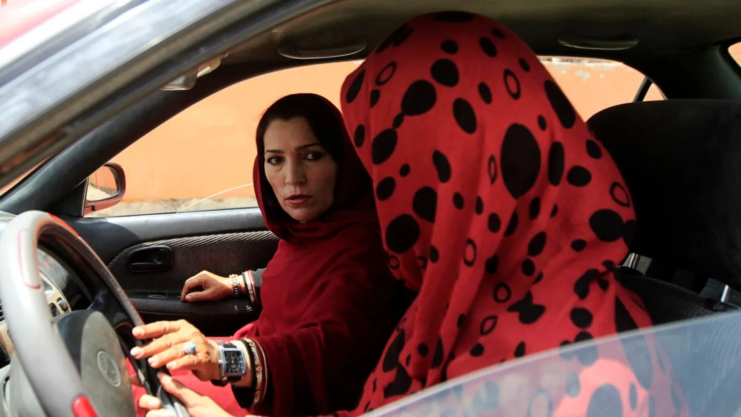 لقطة أرشيفية لمدربة قيادة (رويترز)