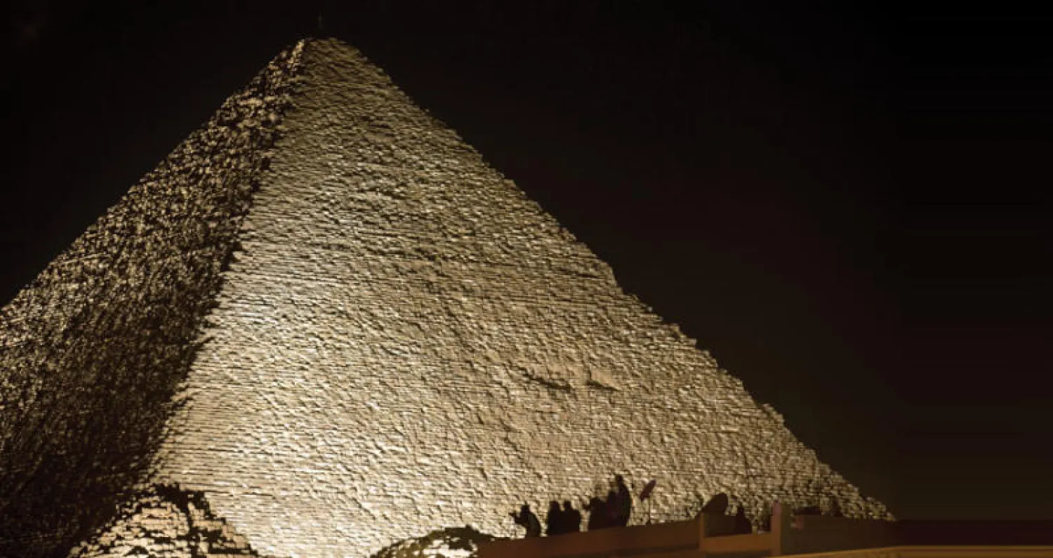 أهرامات الجيزة في احتفالات السنة الجديدة بمصر (أ.ب)