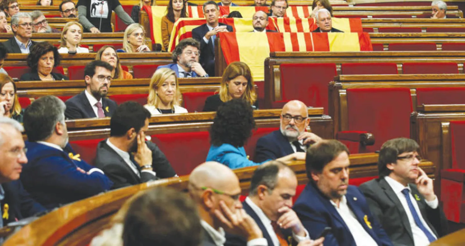 جلسة لنواب إقليم كاتالونيا أثناء التصويت على الاستقلال عن إسبانيا (رويترز)