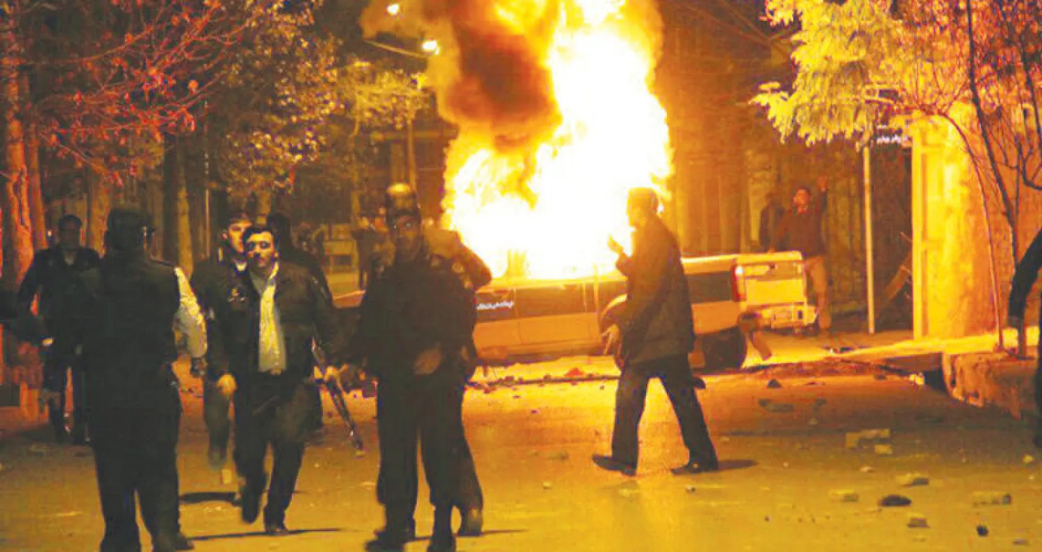 متظاهرون يحرقون سيارة تابعة للشرطة بمدينة عبادان جنوب غرب إيران ليلة أمس  (مواقع التواصل)