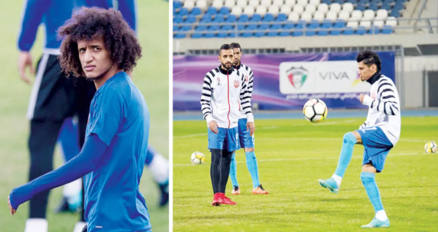 من تدريبات منتخب البحرين استعداداً لمباراة عمان («الشرق الأوسط»)  -  الإماراتي عمر عبد الرحمن خلال التدريبات («الشرق الأوسط»)