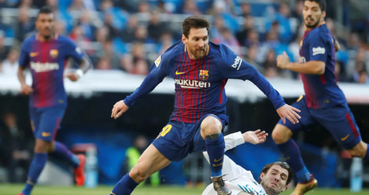 ميسي أظهر تفوقه على رونالدو في مواجهة الكلاسيكو (رويترز)