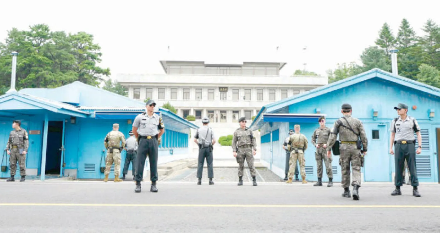 قوات كورية جنوبية تقف على نقطة الحدود الأمنية المشتركة مع الشمال في قرية بانمونغوم المكان المقترح لعقد جولة من المفاوضات الأسبوع المقبل (إ.ب.أ)