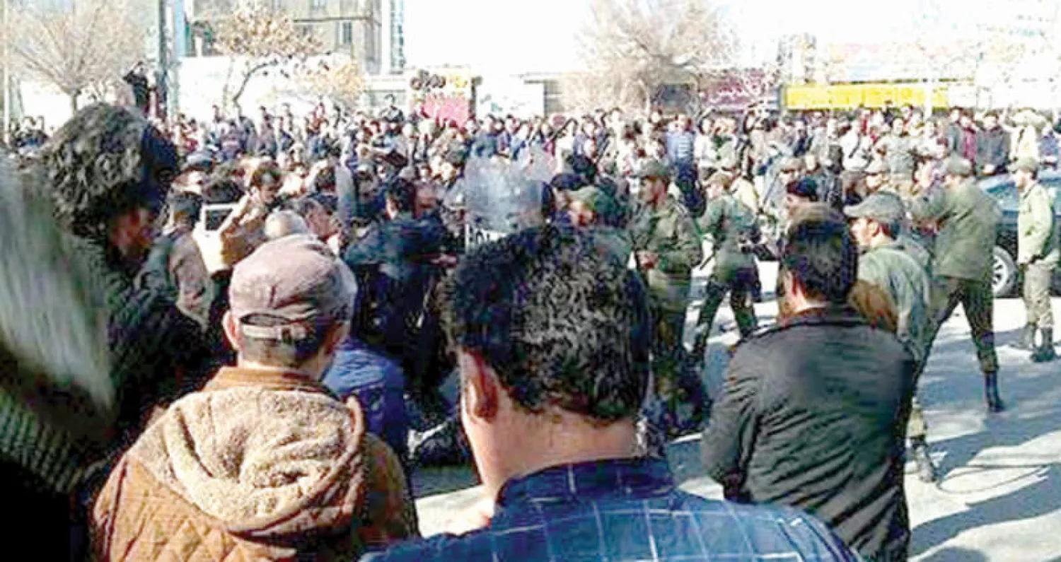 صورة من مواقع التواصل الاجتماعي لمحتجين وهم يواجهون قوات الأمن في كرمانشاه صباح أمس