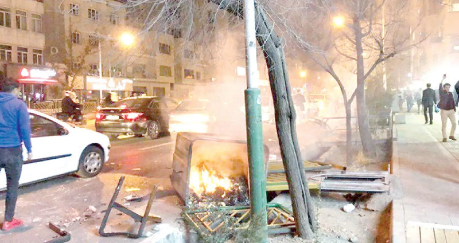 آثار مواجهة المتظاهرين وقوات الأمن في مفترق وليعصر وسط طهران ليلة أول من أمس (وكالة مهر)