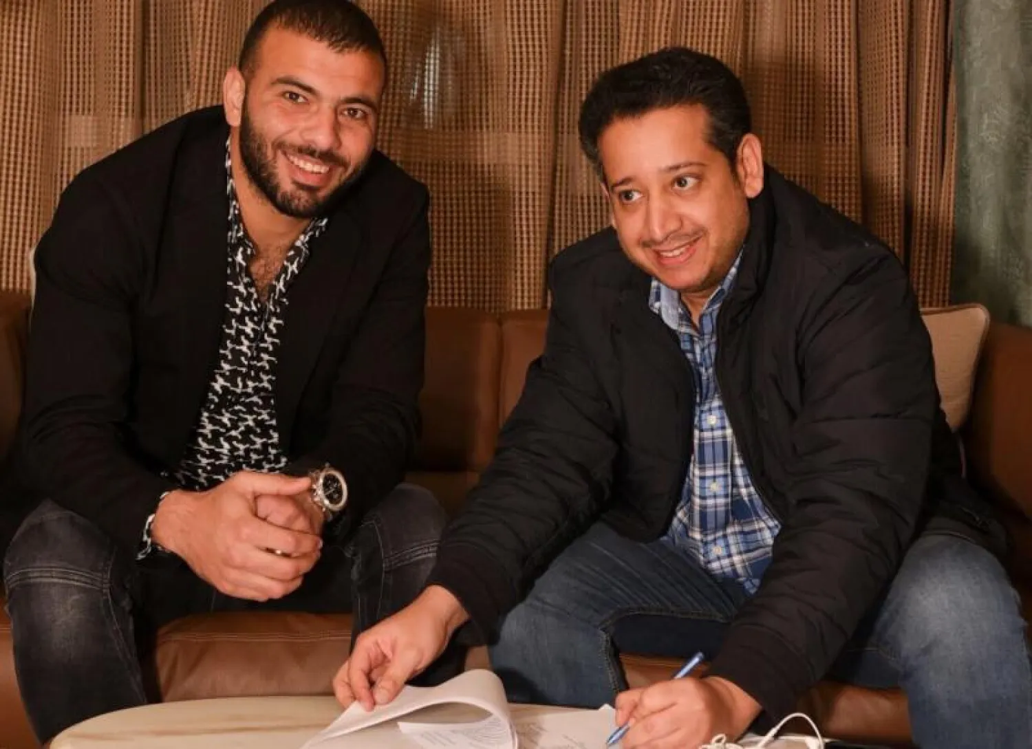 جانب من توقيع عقد انتقال المصري عماد متعب إلى صفوف التعاون السعودي بنظام الإعارة («الشرق الأوسط»)