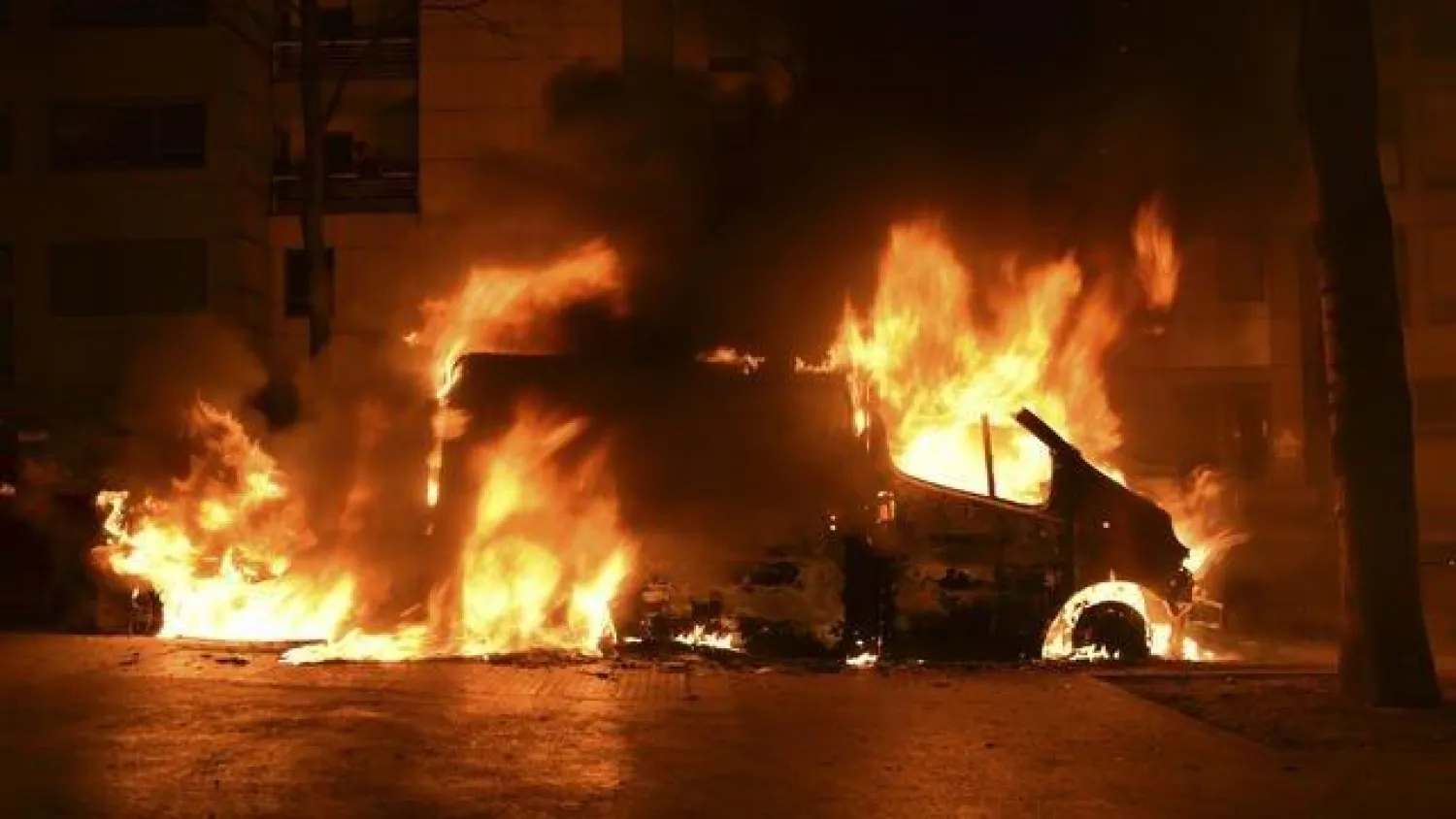 مشهد من احتراق السيارات في فرنسا ليلة رأس السنة (تويتر)