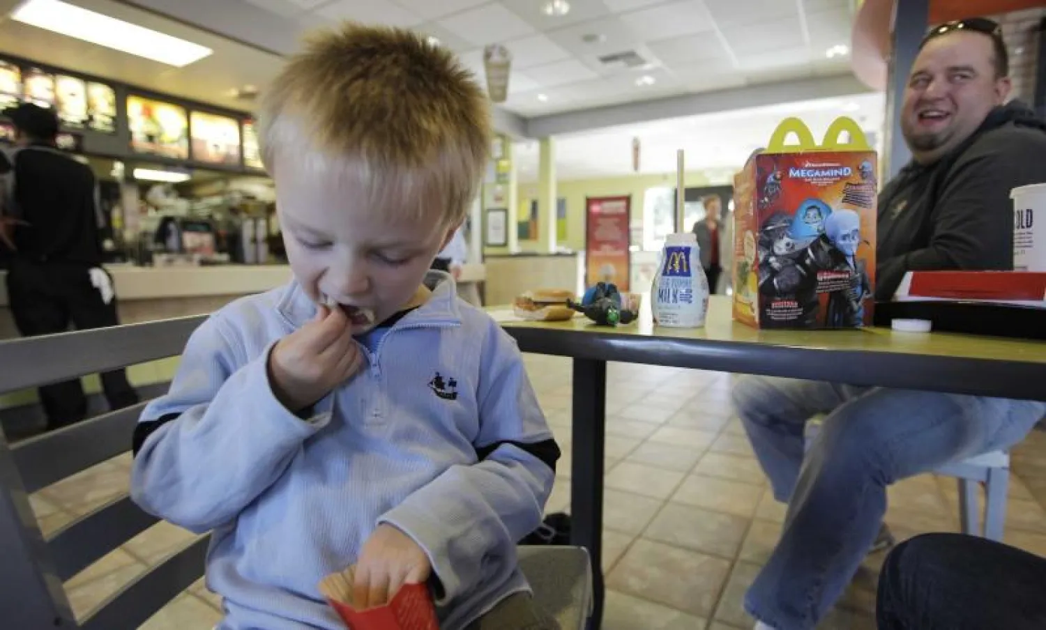 الاستهلاك المتكرر للوجبات السريعة قد يزيد مخاطر تعرض الأطفال في المستقبل لأمراض القلب والسكري (أ.ب)