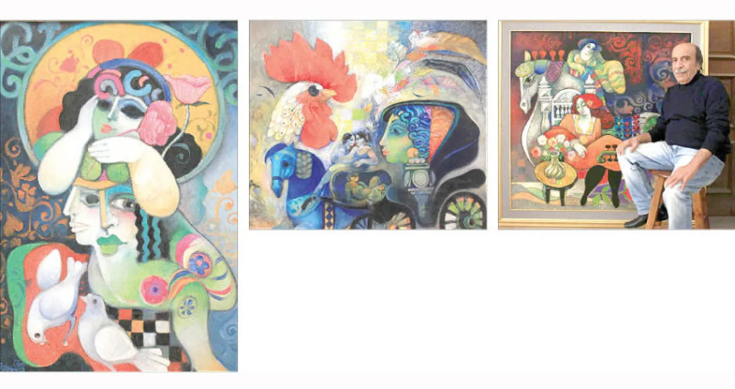 الفنان مع إحدى لوحاته - تحتل النساء معظم لوحات معرض الفنان عفت حسني