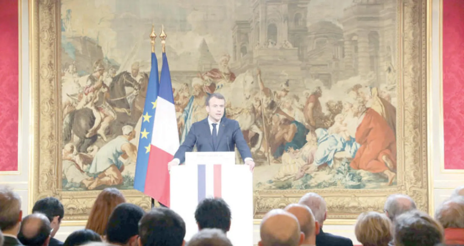 ماكرون خلال مؤتمر صحافي في باريس أمس (أ.ف.ب)