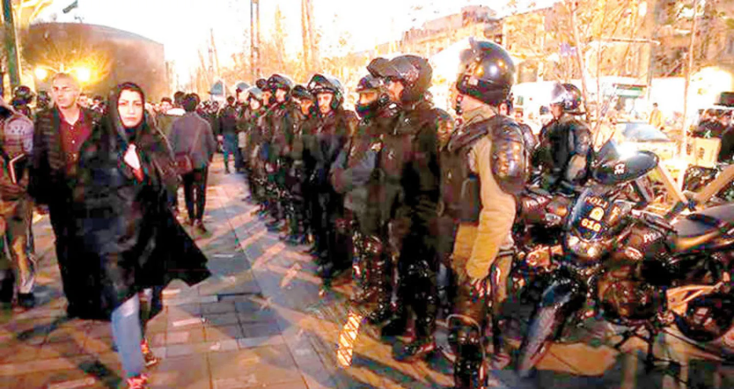 إجراءات أمنية مشددة في شارع انقلاب وسط طهران أمس (وكالة فارس)