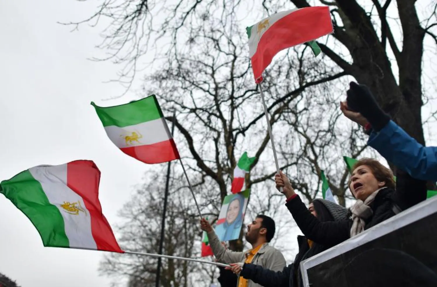 مظاهرة أمام السفارة الإيرانية في لندن تدعم الاحتجاجات ضد النظام (أ.ف.ب)