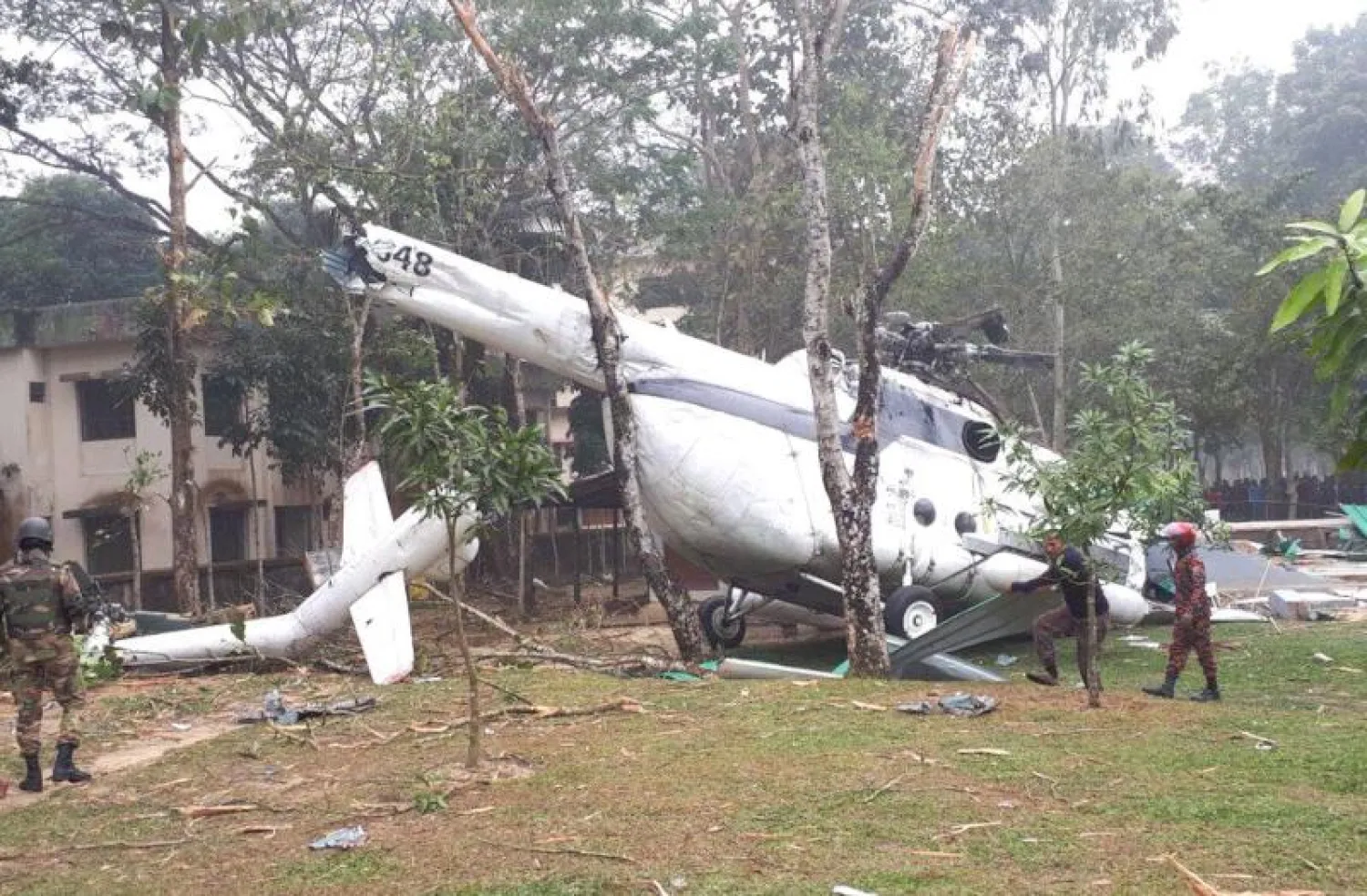 مروحية رئيس الأركان الكويتي بعد تعرضها لحادث في بنغلاديش (كونا)