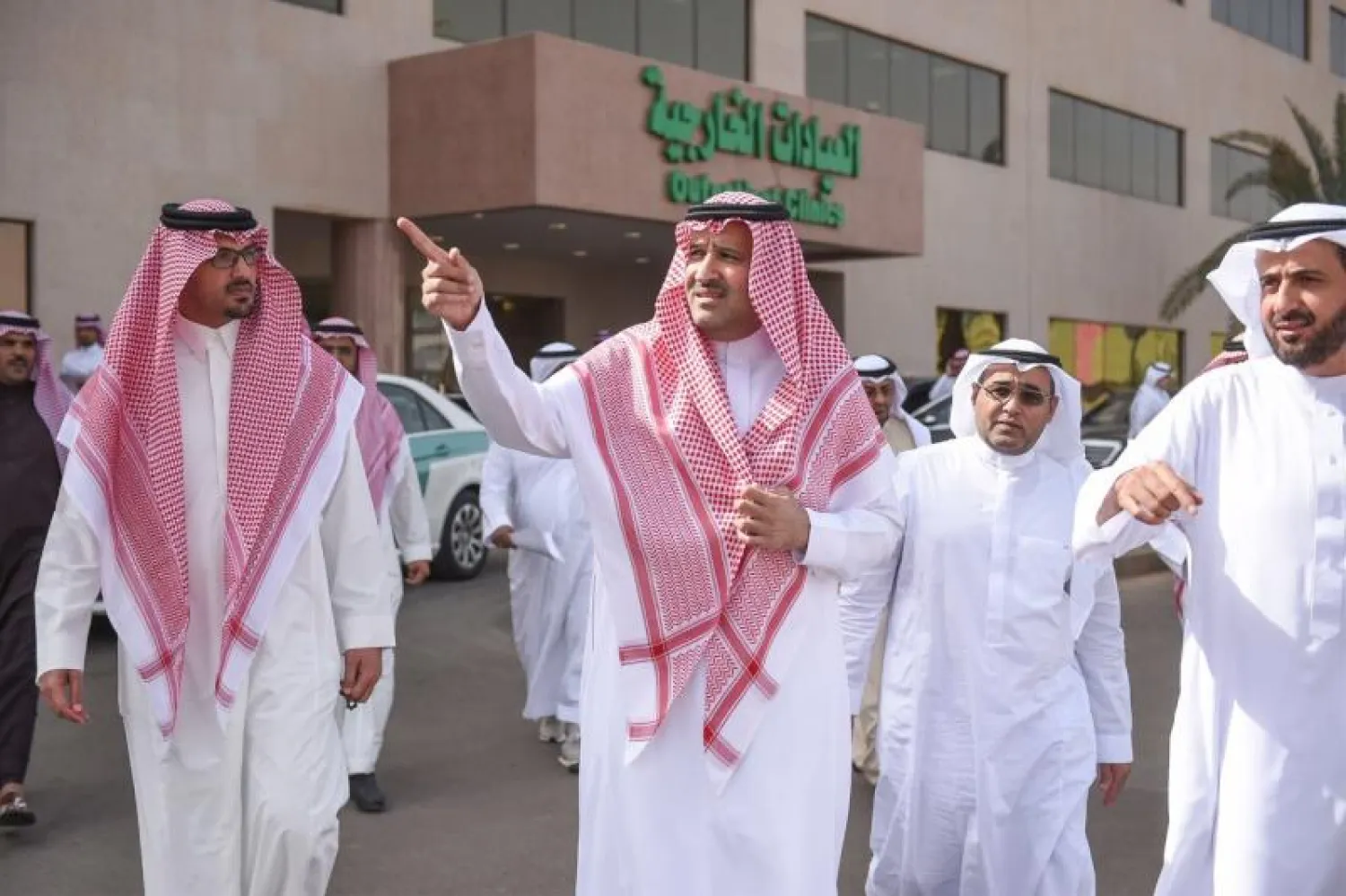 أمير المدينة المنورة خلال جولته التفقدية (واس)