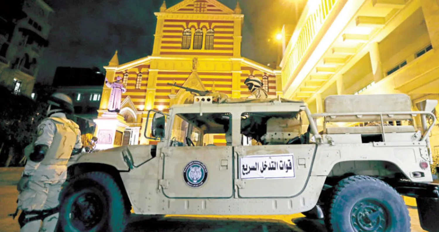 قوات التدخل السريع تؤمن كنيسة في القاهرة الأحد الماضي (رويترز)