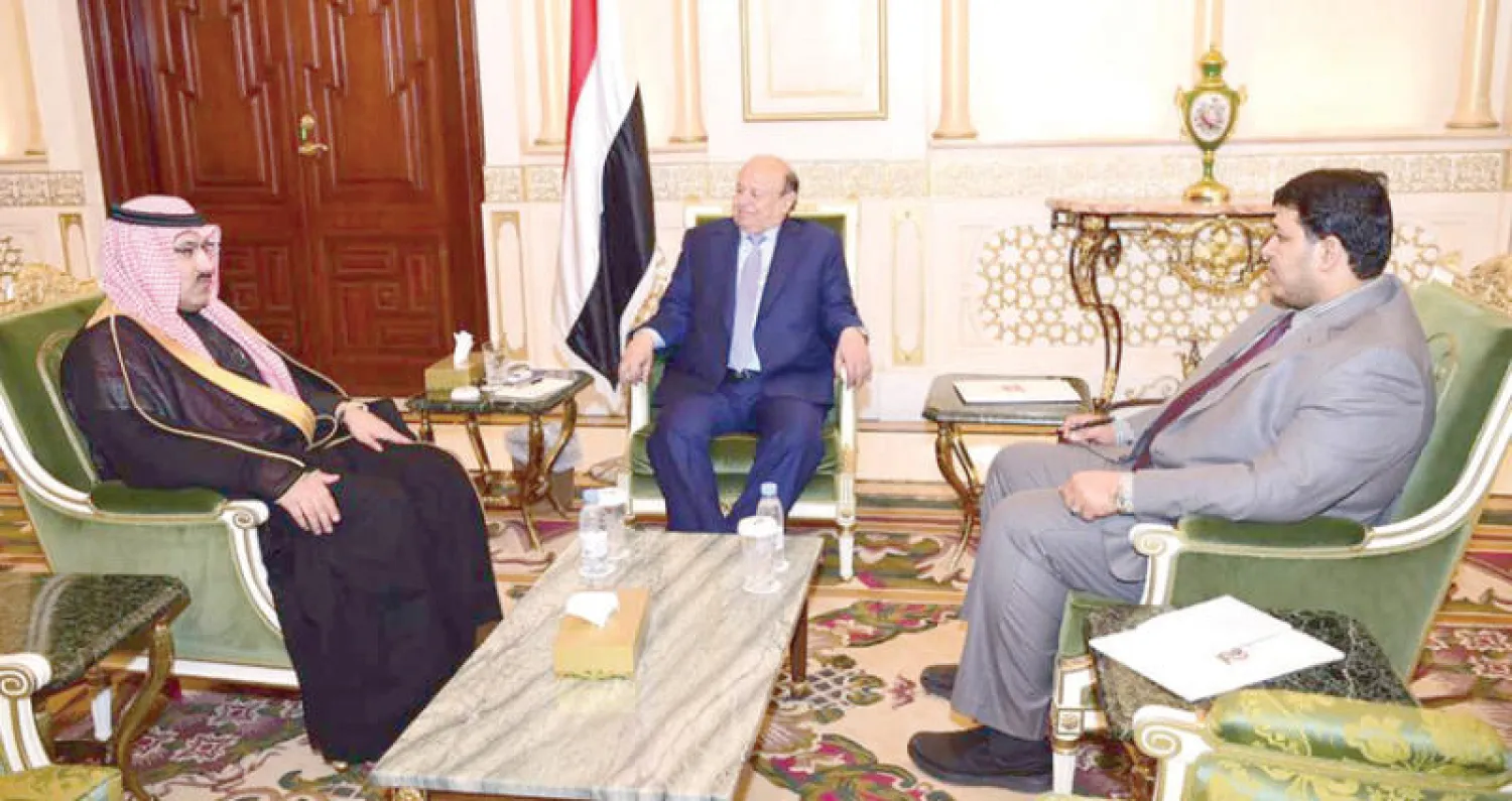 الرئيس اليمني عبد ربه منصور هادي خلال استقباله السفير السعودي لدى اليمن محمد آل جابر في الرياض (أمس)