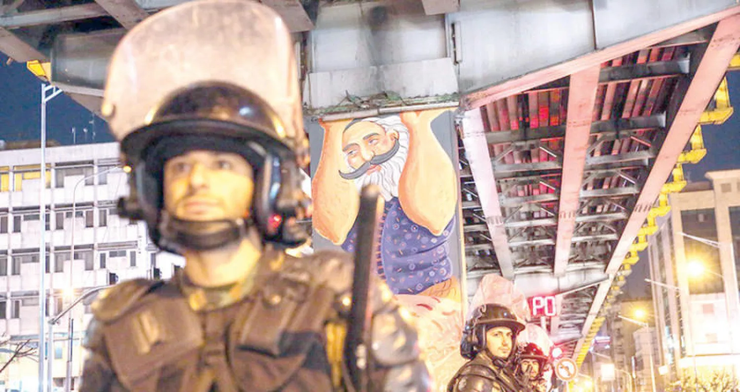 عناصر من القوات الخاصة التابعة للشرطة الإيرانية ينتشرون في وسط طهران ليلة أول من أمس (وكالة فارس)