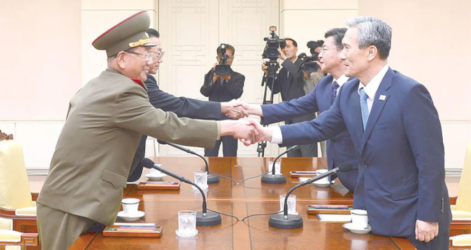 صورة أرشيفية وزعتها وزارة الوحدة الكورية الجنوبية لآخر جولة مفاوضات بين وفدي الشمال والجنوب  التي عقدت في أغسطس 2015 في «قرية الهدنة» الحدودية (أ.ب)