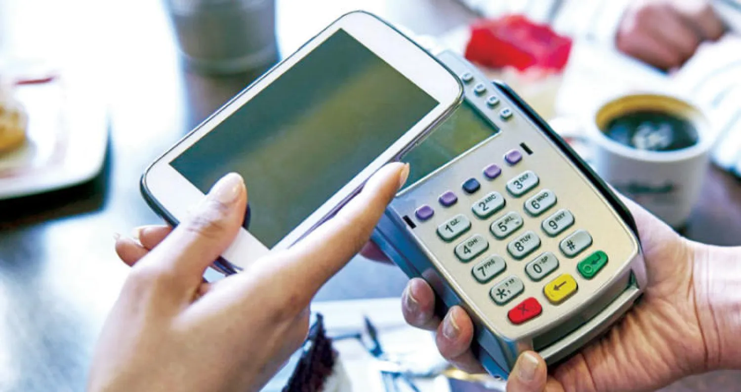 دفع حساب الكابوتشينو في المقهى باستخدام أحد التطبيقات