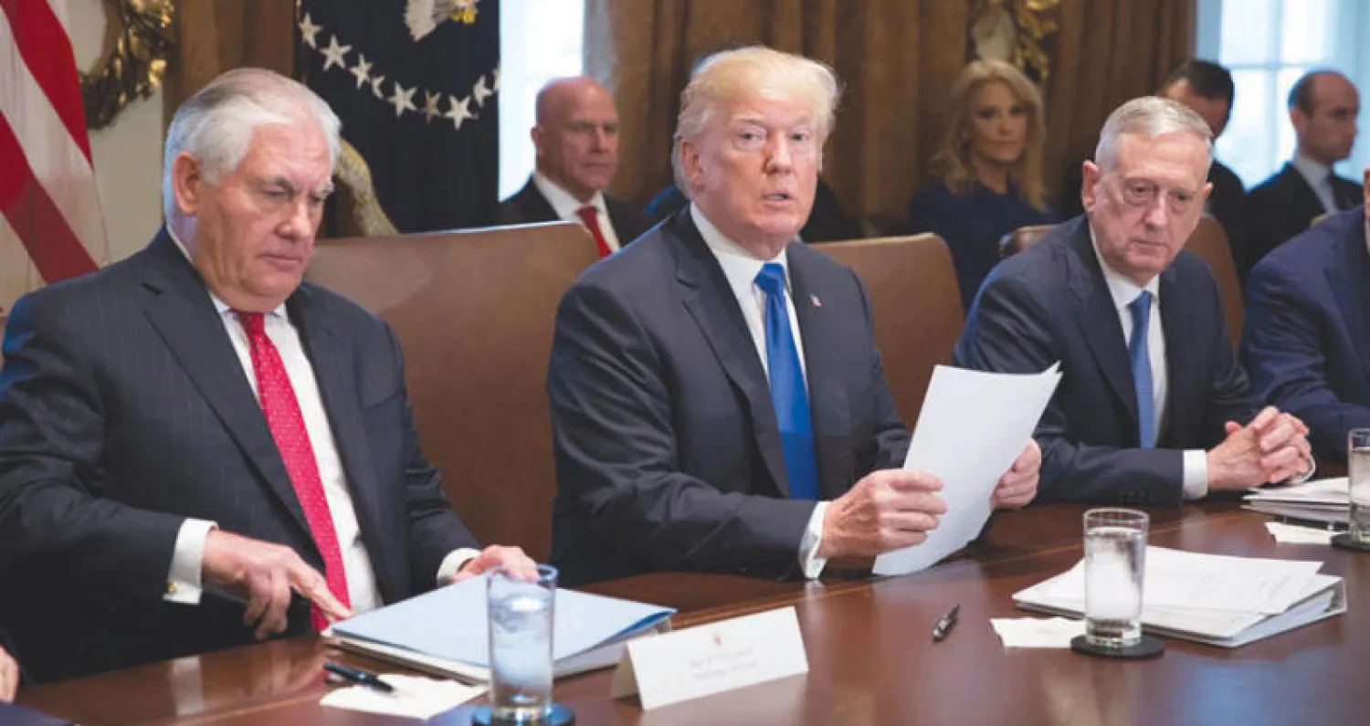 الرئيس ترمب يتوسط وزير خارجيته تيلرسون ووزير الدفاع ماتيس (إ.ب.أ)
